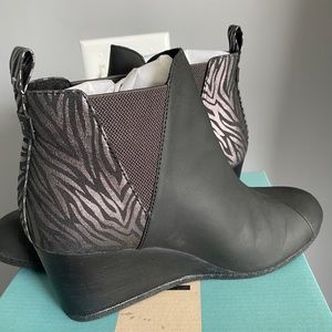 TOMS Women’s Kelsey Fashion Wedge Bootie
